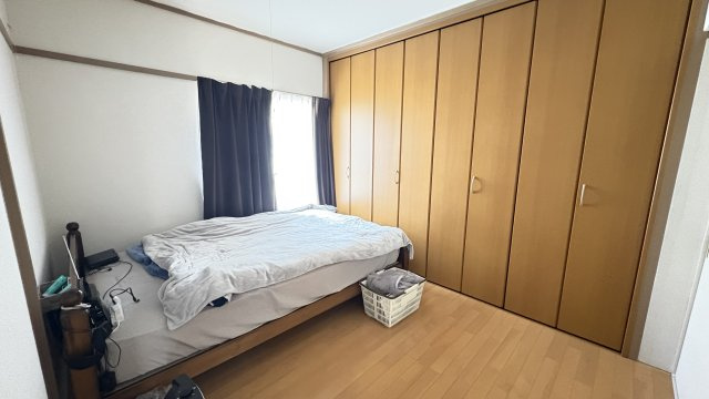 沼津市大岡の中古マンションの洋室|収納スペースが充実しているため、お荷物が増えてもお部屋を広々とお使いいただけます。