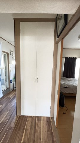 沼津市大岡の中古マンションの収納|廊下に収納スペースを設けているため、日用品やストック品もすっきりと整理でき、居住空間を広くお使いいただけます。