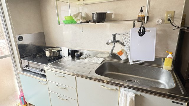 沼津市大岡の中古マンションのキッチン|広々としたキッチンスペースに加え、収納も充実。毎日のお料理がより楽しくなりそうですね。