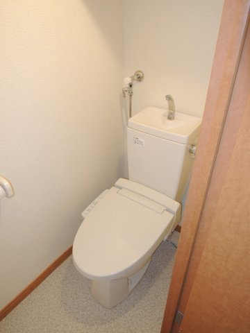 レオパレスコラール藤野のその他|温水洗浄便座。トイレットペーパーなどの収納棚もございます。