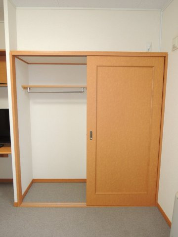 レオパレスコラール藤野の内装|クローゼット。ハンガーパイプ付なのでコートやスーツなども掛けておけます。