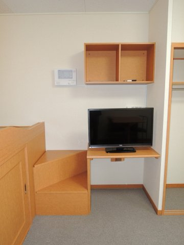 レオパレスコラール藤野のその他|３２型液晶テレビが設置済み。ベッドへ上がる階段部分も収納として使えます。