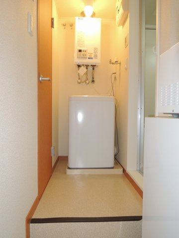 レオパレスコラール藤野の内装|脱衣所スペースには洗濯機設置済み。洗濯物は隣の浴室で浴室乾燥機をお使い下さい。