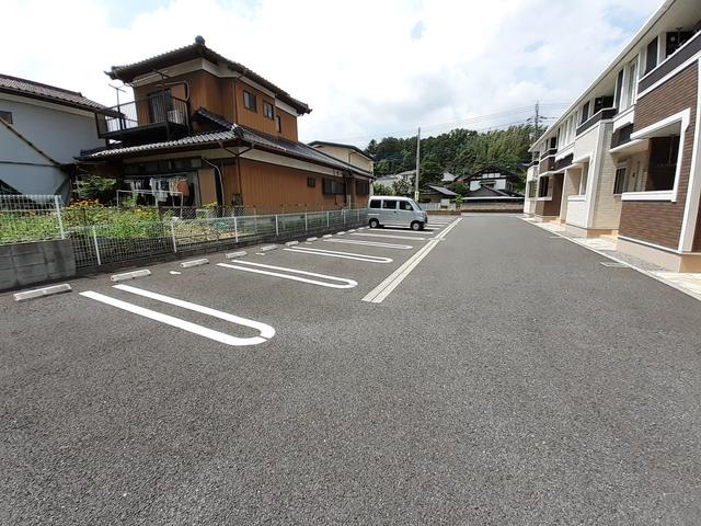 カルムメゾンの駐車場