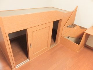 レオパレス鉢の木館の寝室|備付ベッド（下は収納です）