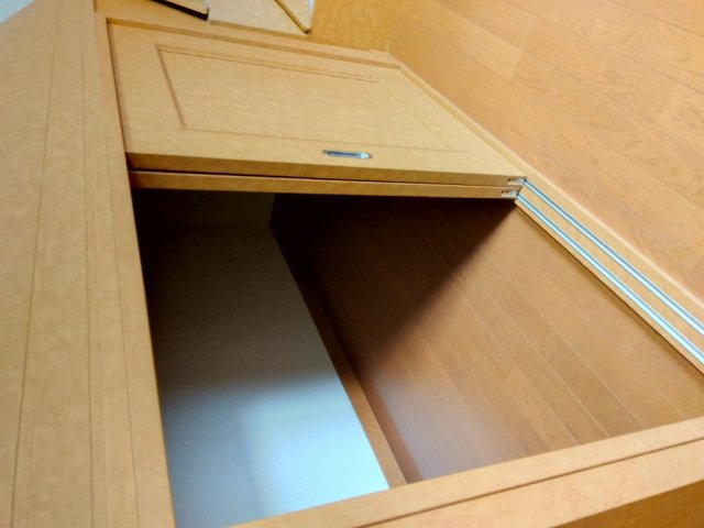 レオパレススカイブルー西町の内装|ベッド下収納