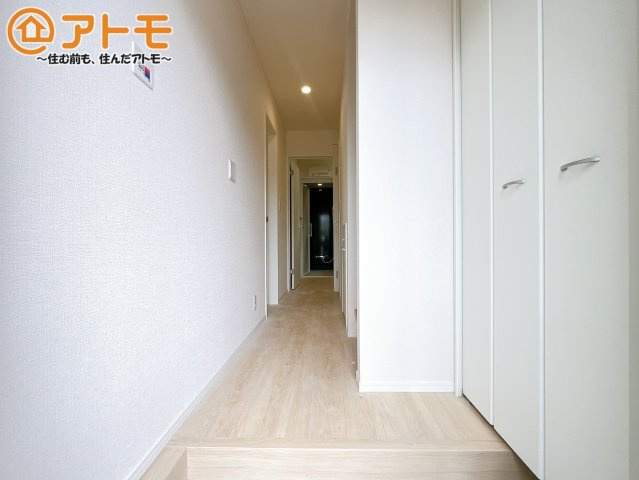 【玄関】 | 富士宮市宮原第25　新築戸建　全1棟 | シューズボックスの棚は可動のため、背の高いブーツもきちんと収納できます。
