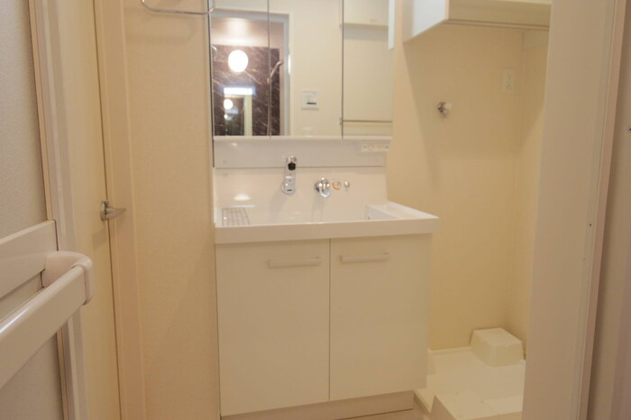 Villa Ren(ｳﾞｨﾗﾚﾝ）の独立洗面台|三面鏡付洗面化粧台