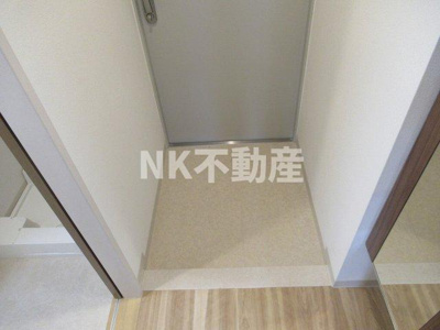 【玄関】 | スタシオン俊徳道（俊徳道賃貸） | 収納もある玄関です
