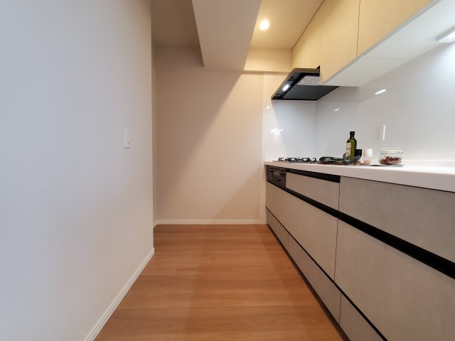 パークフィールドみさとテラ・ウエスト3街区1号館のキッチン|キッチンスペースも広く、ご夫婦二人でキッチンに立っても問題ありませんよ