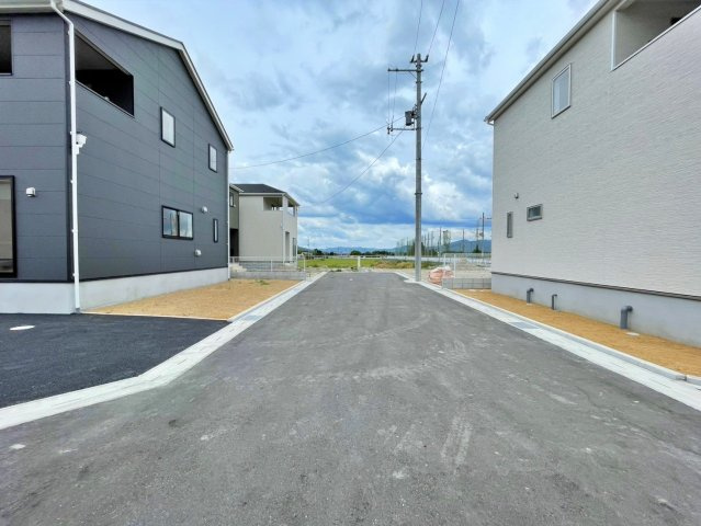新築戸建　クレイドルガーデン曽我部町寺長縄手の前面道路含む現地写真|8/9現地写真
