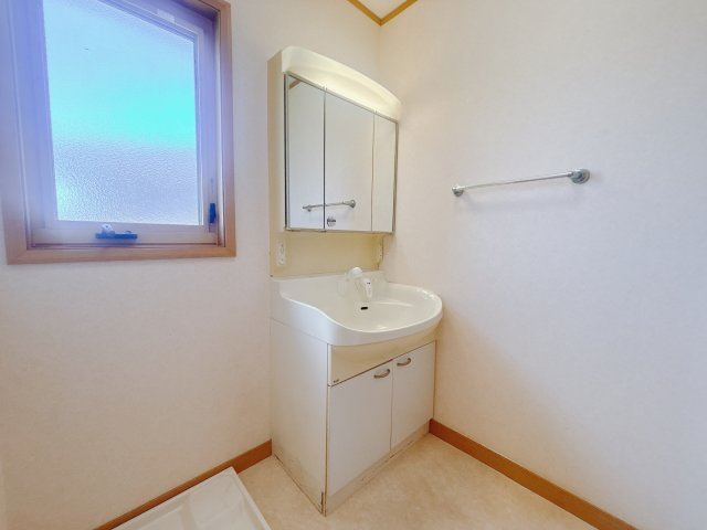 【中古戸建】前橋市箱田町の独立洗面台|■洗面室｜洗濯機を置いてもゆとりある広さの洗面脱衣室です♪三面鏡の洗面化粧台なので身支度もしやすくおしゃれが好きな方にも嬉しい設計です♪窓があるので換気の際も楽ちんです♪