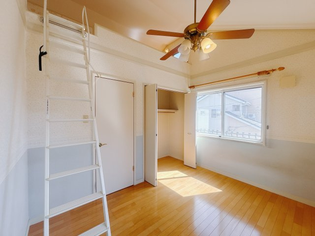 【中古戸建】前橋市箱田町の洋室|■2階洋室｜お子様の一人部屋にピッタリな洋室。木のぬくもりを感じるフローリングは、天然木の味わいが時とともに深みを増していきます。また、傷にも強く、フリーワックスでお手入れもラクラクです♪