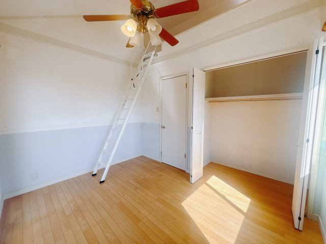 【中古戸建】前橋市箱田町の洋室|■2階洋室｜ナチュラルカラーの床です。模様替えなどとても楽しく工夫できます♪陽当たり、風通しもとても良いので毎日快適な生活スタートです！子供部屋にも良いですね♪