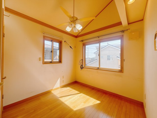 【中古戸建】前橋市箱田町の洋室|■2階洋室｜2面採光で明るいの洋室。フローリングなので、お掃除がしやすいです♪大きな収納もあって嬉しい！