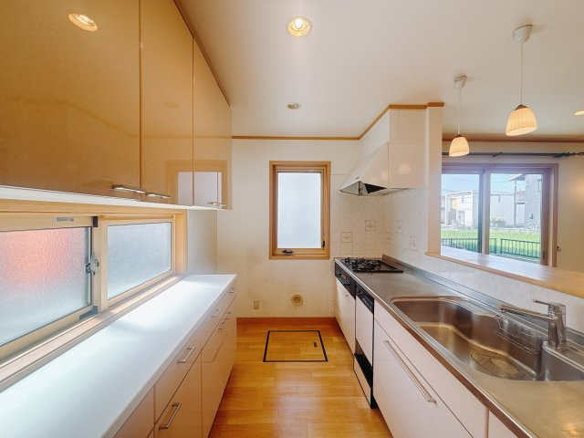 【中古戸建】前橋市箱田町のキッチン|■キッチン｜ワークトップの幅が広く、お子様といっしょにお料理をつくったり、ちょっとしたパーティーも楽しめます。フラットなのでお掃除がしやすいのもポイントです♪