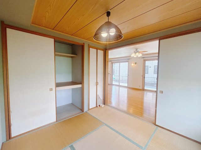 【中古戸建】前橋市箱田町の和室|■1階和室｜意外と場所をとるアイロンがけや、お洗濯物を畳むときにも広々と使うことができ、ちょっと一休みしたいとき、すぐに横になれるのも魅力です♪