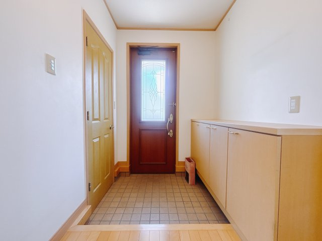 【中古戸建】前橋市箱田町の玄関|■玄関｜毎日の「いってらっしゃい」や「お帰りなさい」を大切なご家族と過ごす玄関は〈使いやすさ〉を追求しております。玄関横の物入はな来客時でもさっとお片付けできるスペースを確保しています。
