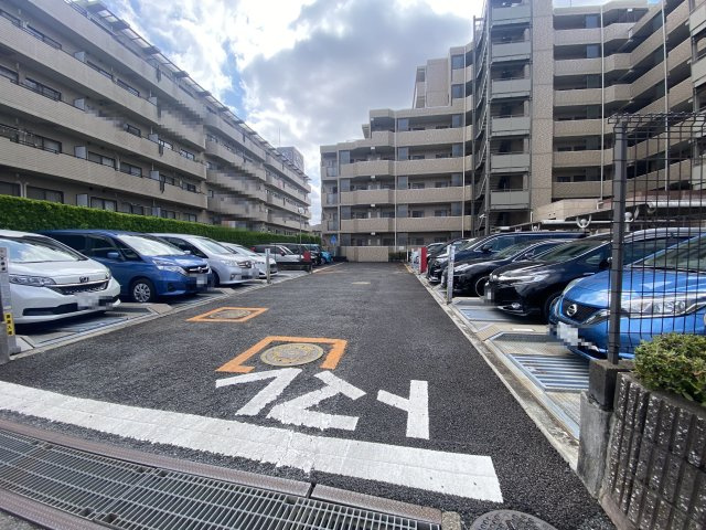 ローヤルシティ清瀬の駐車場