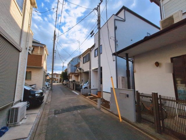 富士見市鶴瀬西３丁目の新築一戸建の前面道路含む現地写真
