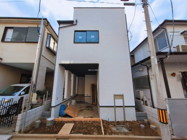 富士見市鶴瀬西３丁目の新築一戸建の外観|全居室6帖以上のゆとりの住空間。
ビルトインガレージ付きで大切なお車もキレイに保てます。