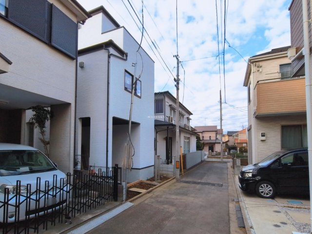 富士見市鶴瀬西３丁目の新築一戸建の前面道路含む現地写真|南東側4m公道、北西側4m公道の二方道路で開放的♪