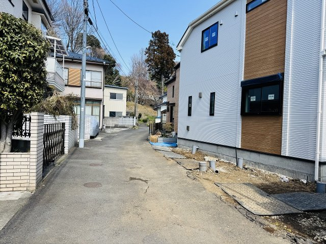 八王子市　片倉町　新築一戸建て　１期の前面道路含む現地写真|～西側4ｍ道路に面しています～