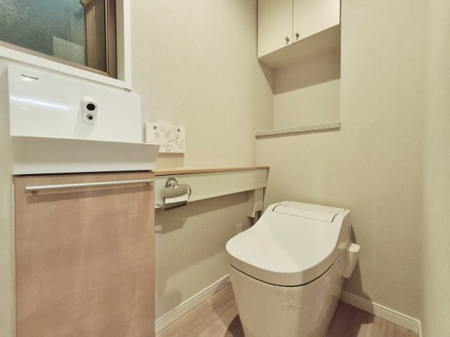 テラス早宮のトイレ|トイレも新規交換済みです♪
便利な手洗いカウンター付
水回りはすべて交換済みで気持ちよくお使いいただけます