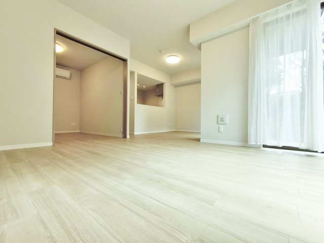 テラス早宮の居間・リビング|専用庭に面した広々17.5帖のLDK
爽やかな通風と採光を存分に感じる事が出来る空間でゆったりとお寛ぎいただけます♪♪
