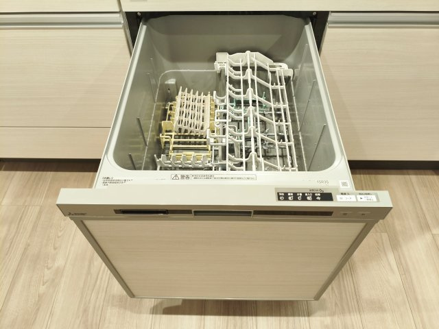 テラス早宮のキッチン|【食器洗乾燥機】
食後の片づけに便利な食器洗乾燥機が標準装備です 時間が有効活用でき、節水にもなります