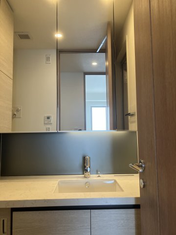 SKY DUO SUN VILLAGE T棟  48階の独立洗面台