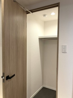 【玄関】 | パルク宮の沢イースト | 玄関横には使い勝手の良い納戸あり♪