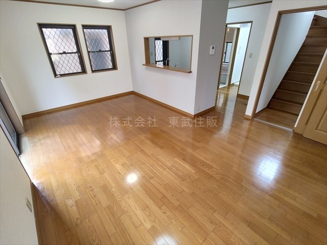 【居間・リビング】 | 川越市上戸新町 | こちらの16.5帖のリビングで趣味の時間をお楽しみください
