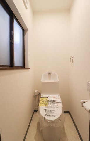 【Re Dream】久我石原町のトイレ|年間を通して快適に使用できる温水洗浄機能付きのトイレです。

現地（2024年1月）撮影