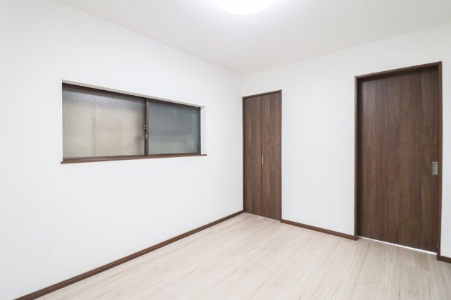 【Re Dream】久我石原町の洋室|白を基調とした明るい室内♪落ち着いた木目調の建具がアクセントになり、どんな家具とも相性◎収納付きでお部屋をすっきり使えます。

現地（2024年1月）撮影