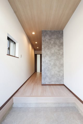 【Re Dream】久我石原町の玄関|「いってらっしゃい」「おかえりなさい」がウキウキするさわやかな玄関スペースです！

現地（2024年1月）撮影
