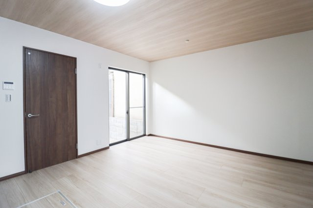 【Re Dream】久我石原町のキッチン|壁付けキッチンで空間を広く使える、すっきりとしたレイアウトです。

現地（2024年1月）撮影