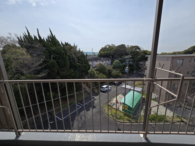 なるみグリーンコーポ２号棟のバルコニー
