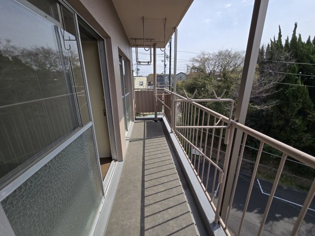 なるみグリーンコーポ２号棟のバルコニー
