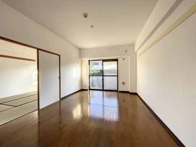 【居間・リビング】 | コンフォール鷺沼 | ※同建物ほかのお部屋の写真です。