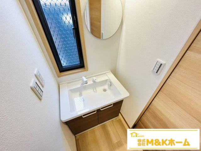 知多市巽が丘4丁目の洗面所|1階トイレの前に洗面台もあります。