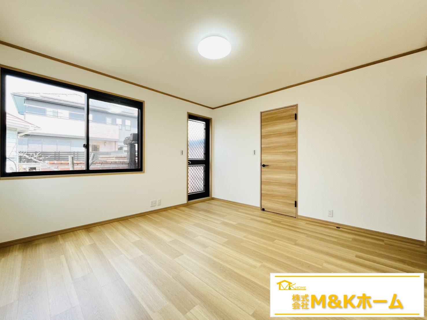 知多市巽が丘4丁目の洋室|1階洋室8帖　勝手口も付いてます！