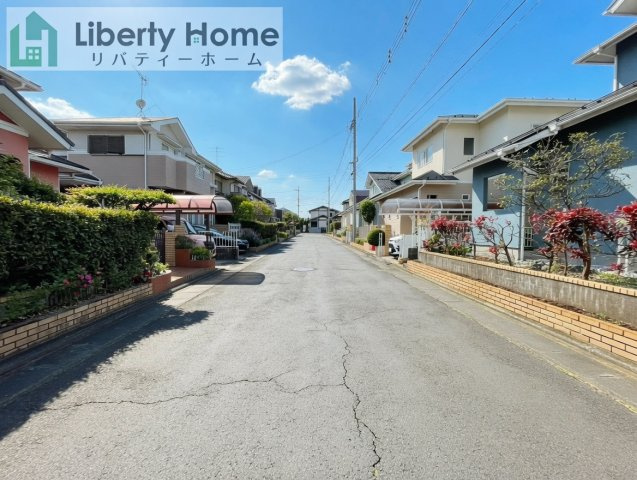 取手市桜が丘2丁目　中古戸建の前面道路含む現地写真