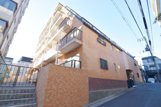 【外観】 | 私たち不動産業スタッフは、よく「いい面構えの建物です」「雰囲気ありますねえ」という言葉を使いますが、当マンションもまさにそのような姿で佇んでいます。～即日のご見学可能～　お問合せはお気軽にどうぞ。
