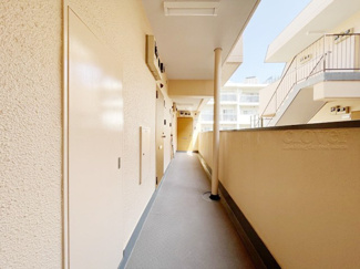 【その他共用部分】 | 共用廊下です。ここもきれいに清掃されています。周囲のお部屋の様子も、ぜひ伺ってみてください。～即日のご見学可能～　お問合せはお気軽にどうぞ。