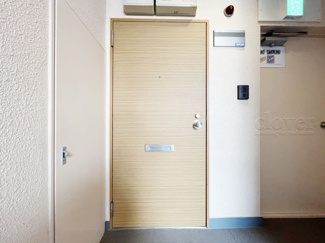 【その他共用部分】 | 皆様をお迎えする、お部屋の玄関ドア。開けやすさや開放角度、ドアノブの操作しやすさや鍵の形状などを、現地で一度ご確認ください。～即日のご見学可能～　お問合せはお気軽にどうぞ。
