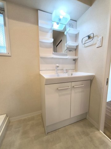 モアステージ吉川ライネスハイムD棟の洗面所|明るい洗面所です