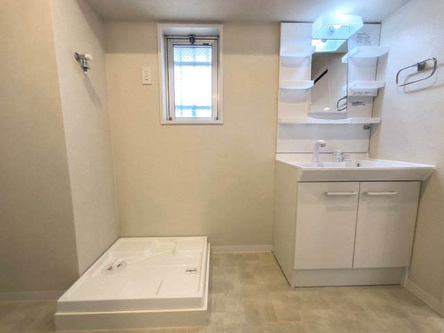 モアステージ吉川ライネスハイムD棟の洗面所|ゆったりとスペースのある洗面所