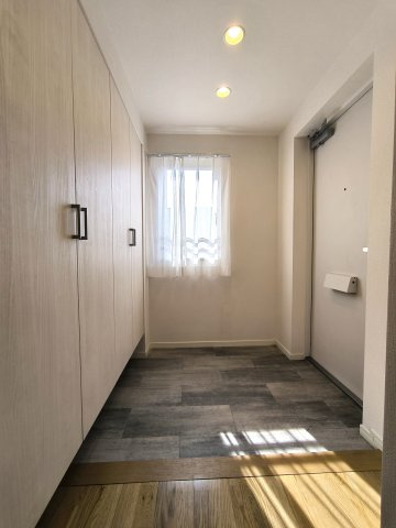 モアステージ吉川ライネスハイムD棟の玄関|明るい玄関です