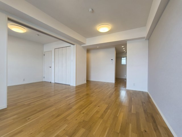 モアステージ吉川ライネスハイムD棟の居間・リビング|こちらの居間で趣味の時間をお楽しみください